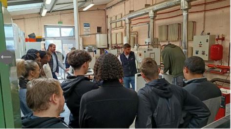 William Perge pr&eacute;sentant le fonctionnement de la pompe &agrave; chaleur produite par PERGE